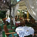 Ξενοδοχείο De La Nauze 2*