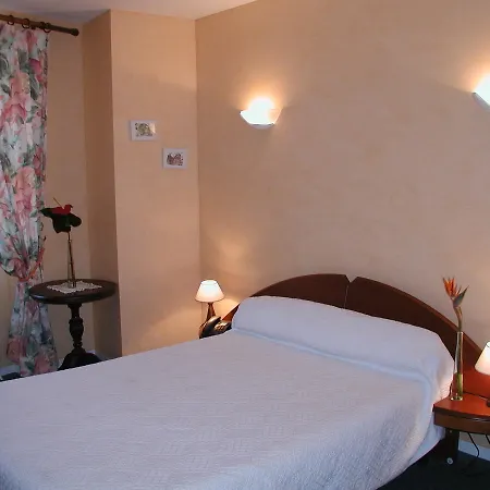 Hotel De La Nauze 2*