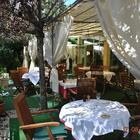 Hotel De La Nauze 2*